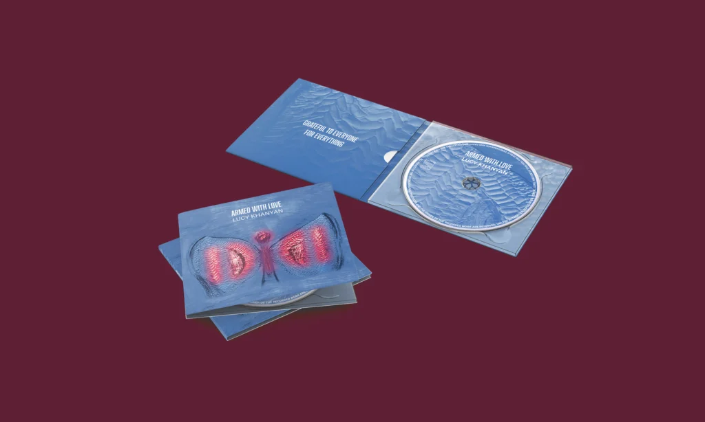 Digipack ouvert album Armed with Love Lucy Khanyan - direction artistique Thibaut Abadie Garcia