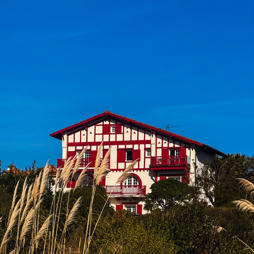 Architecture traditionnelle d’une maison basque rouge et blanche