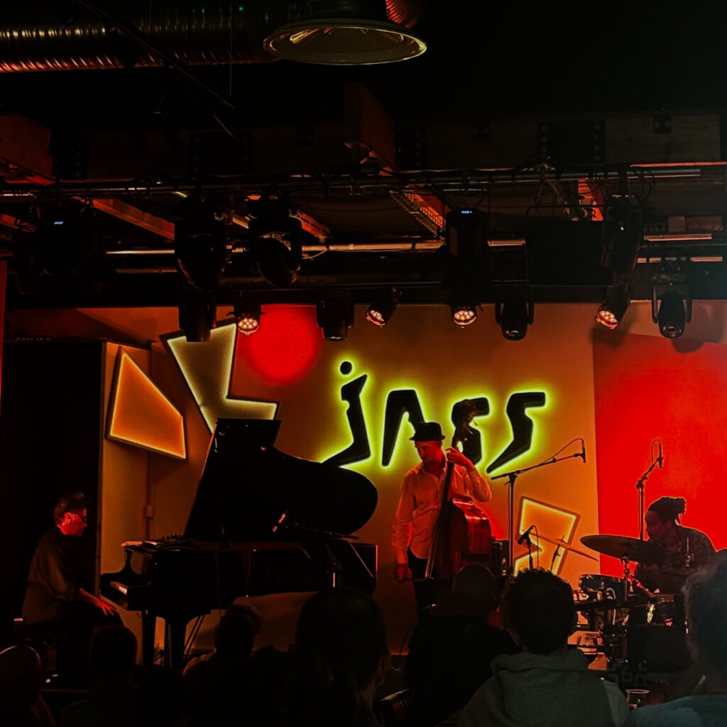 Concert de jazz dans une salle à l’atmosphère intimiste